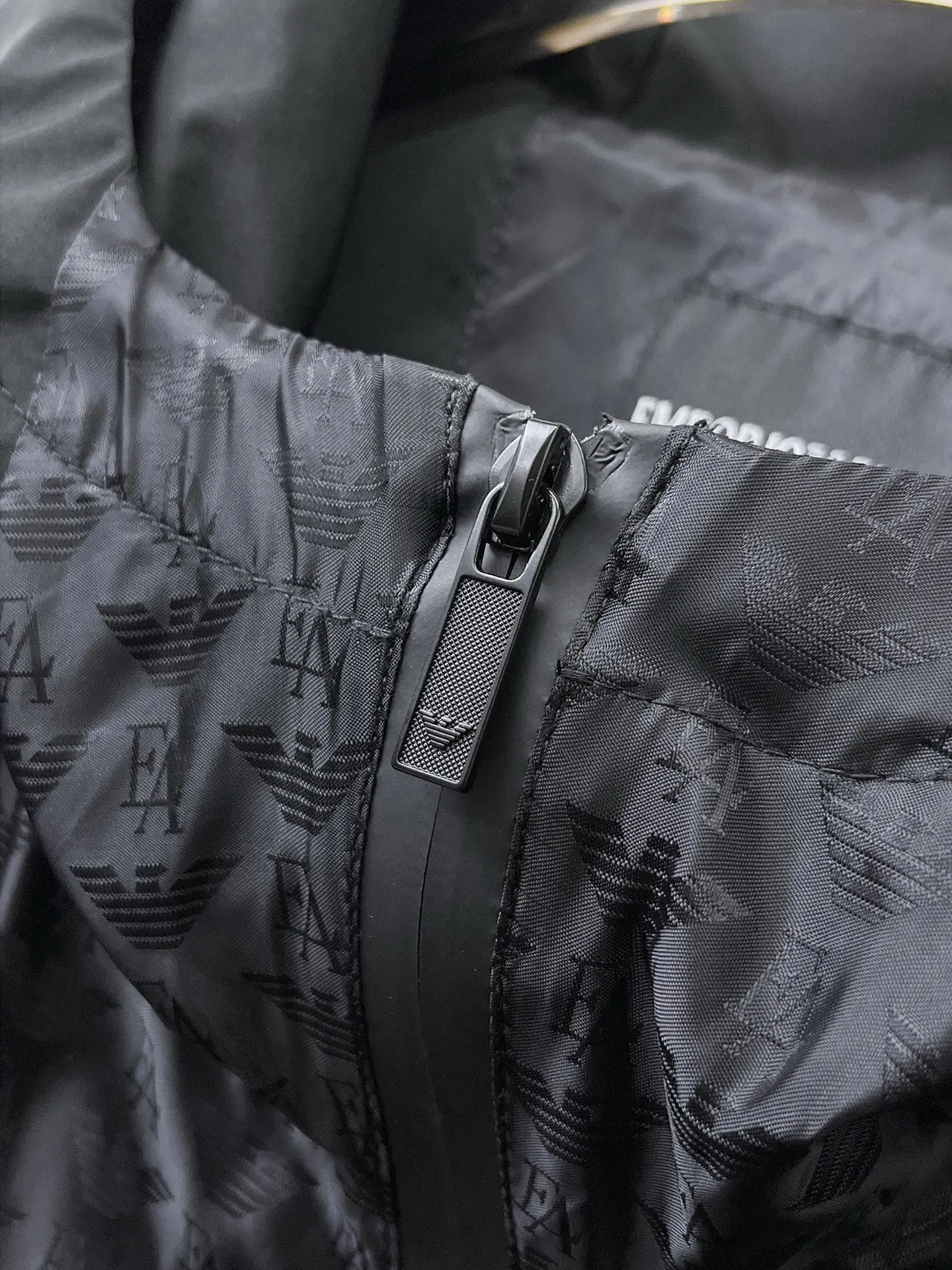 Armani official website Same Style, complete with three labels, on sale in advance. 2026 Autumn and Winter New Arrival men's jacket, Original with complete three labels, Premium version. Custom-made fabrics at the counter. Breathable, high comfort, impeccable details, brand element design concept, reflecting high quality. It feels delicate and soft, presents a casual cut, and has a great upper body shape. Sizes: M～3XL